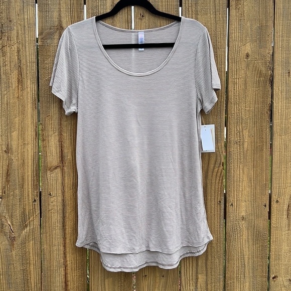 NWT Lularoe Classic T Small - Picture 1 of 4